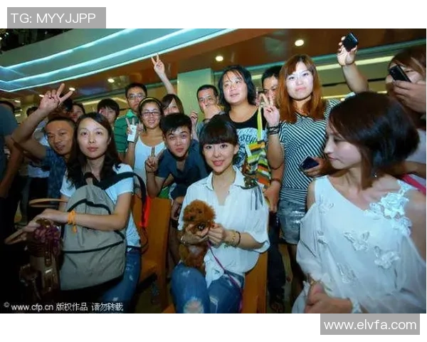 足球明星与裁判亲密合影展现赛场友谊与尊重的精彩瞬间 足球明星与裁判亲密合影展现赛场友谊与尊重的精彩瞬间